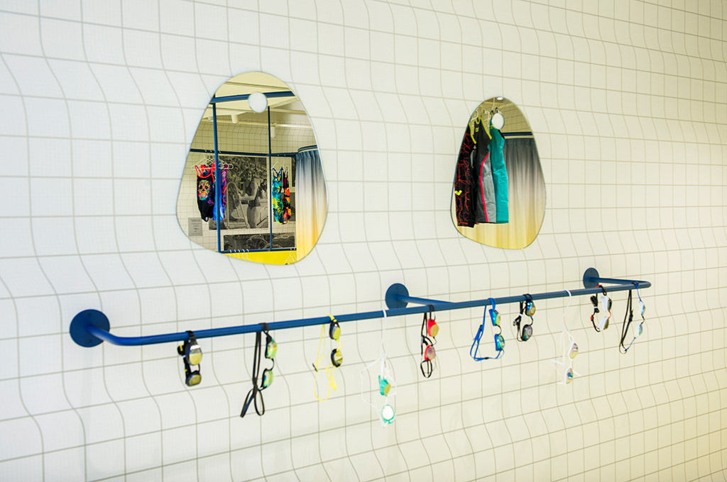 De inrichting van de albion store rotterdam op begane grond met het display zwembrillen.