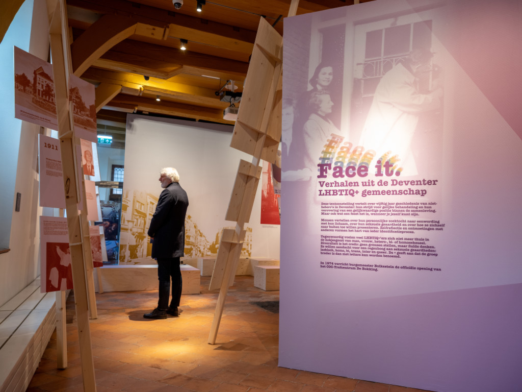 Entree van de zaal met als referentie De Bokking.