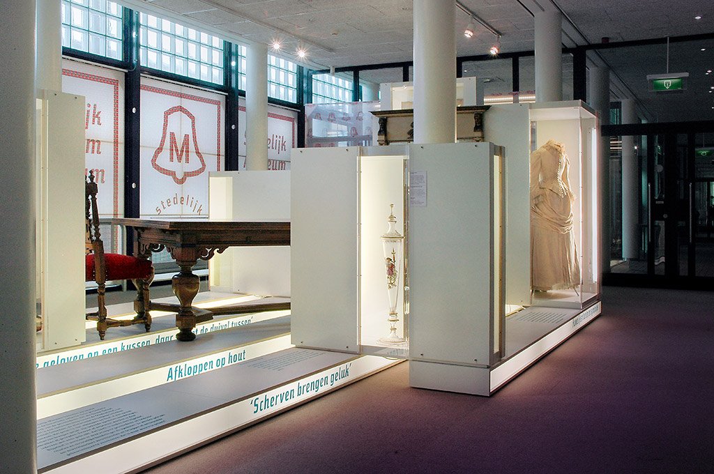 Tentoonstelling 'geloof en bijgeloof'.