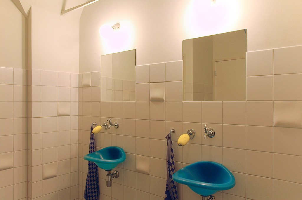 De wc met wasbakjes van Hella Jongerius