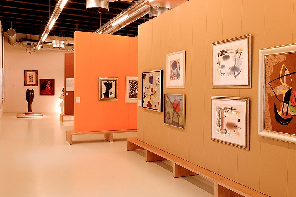 Opstelling van de modulaire wanden tijdens Picasso, Klee en Miro