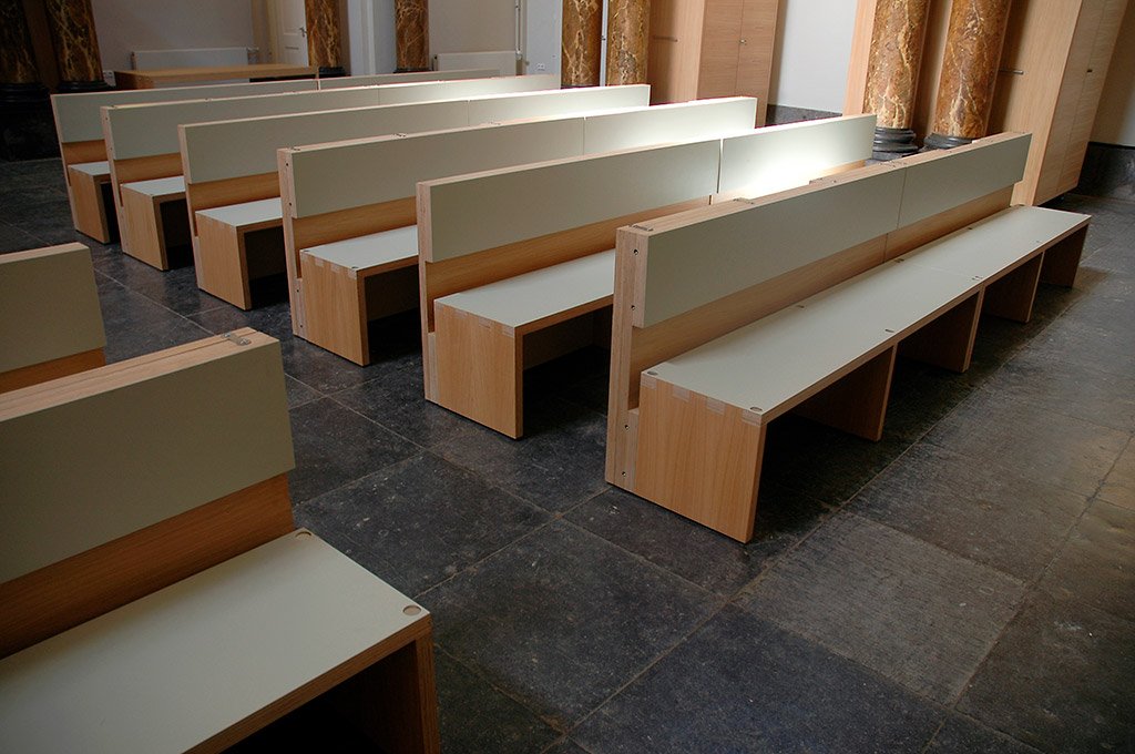 De banken in de kapel