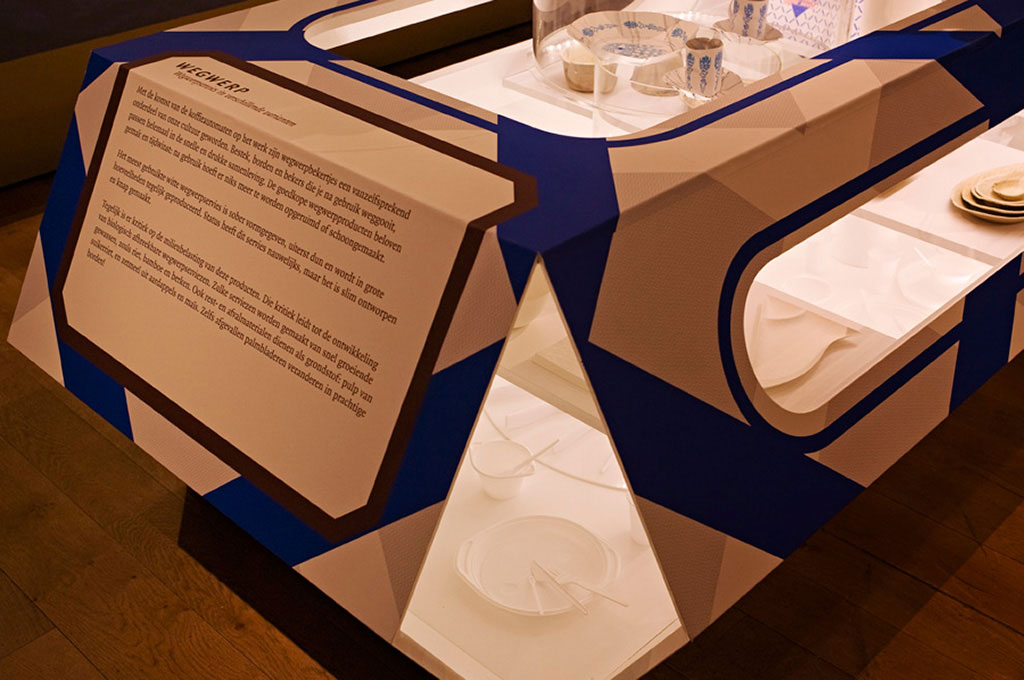 Detail met de opengewerkte hoeken in de meubels