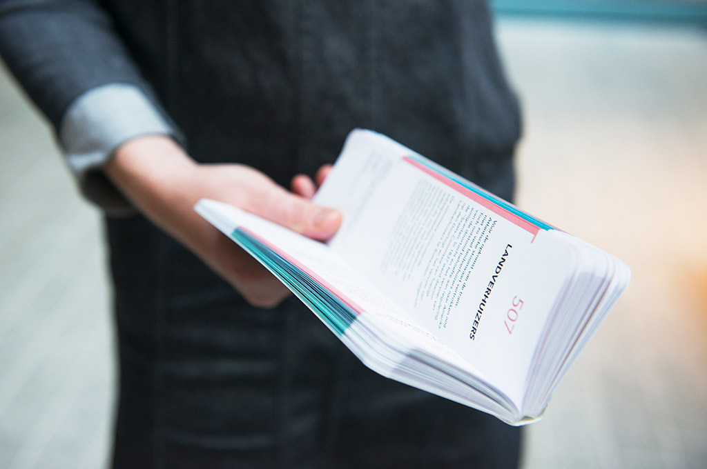 Handig in één hand of broekzak mee te nemen langs zo’n 150 beschreven voorwerpen in de 7 tijdvakken die de Geschiedenis van Rotterdam laten zien..