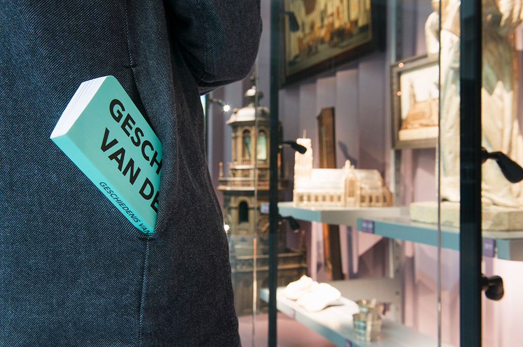 Handig in één hand of broekzak mee te nemen langs zo’n 150 beschreven voorwerpen in de 7 tijdvakken die de Geschiedenis van Rotterdam laten zien.