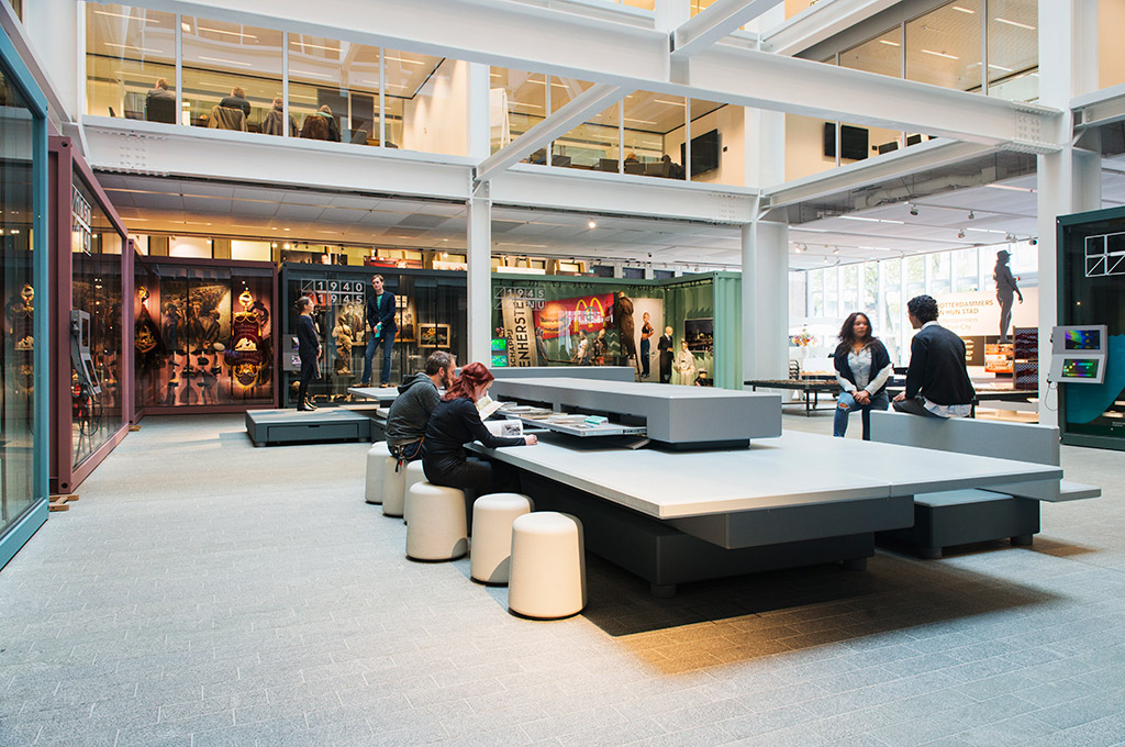 Geschiedenis van de stad, het pleinmeubel in gebruik .