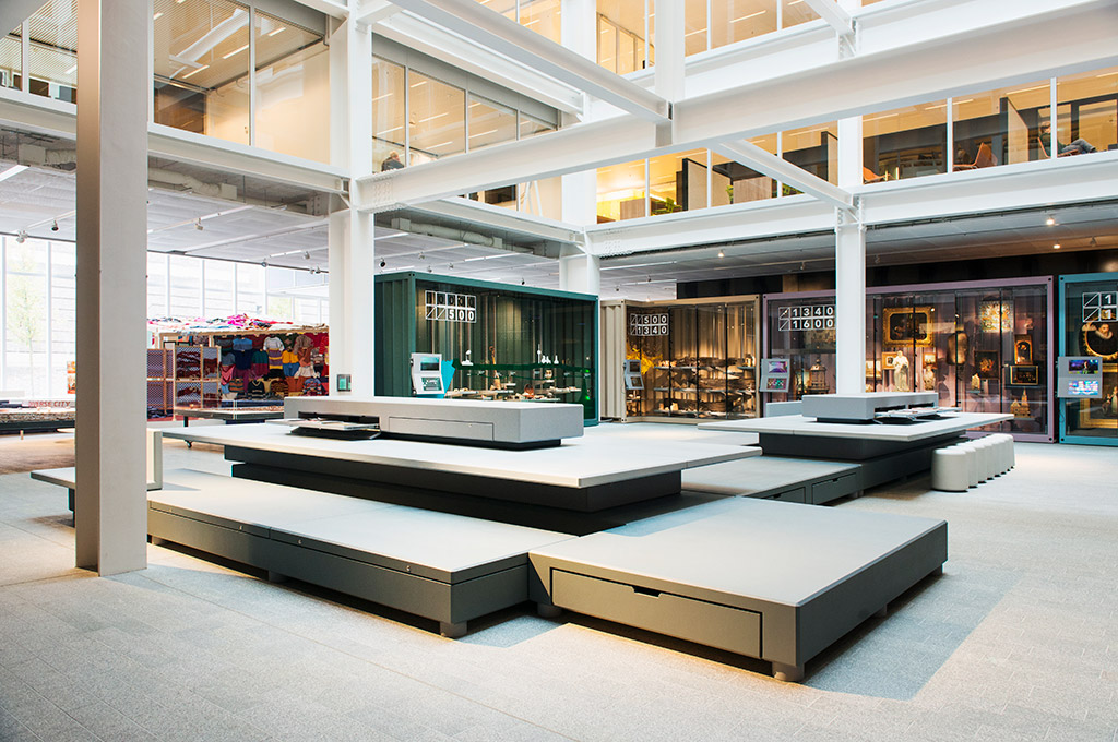 Het pleinmeubel voorziet in bergruimte.