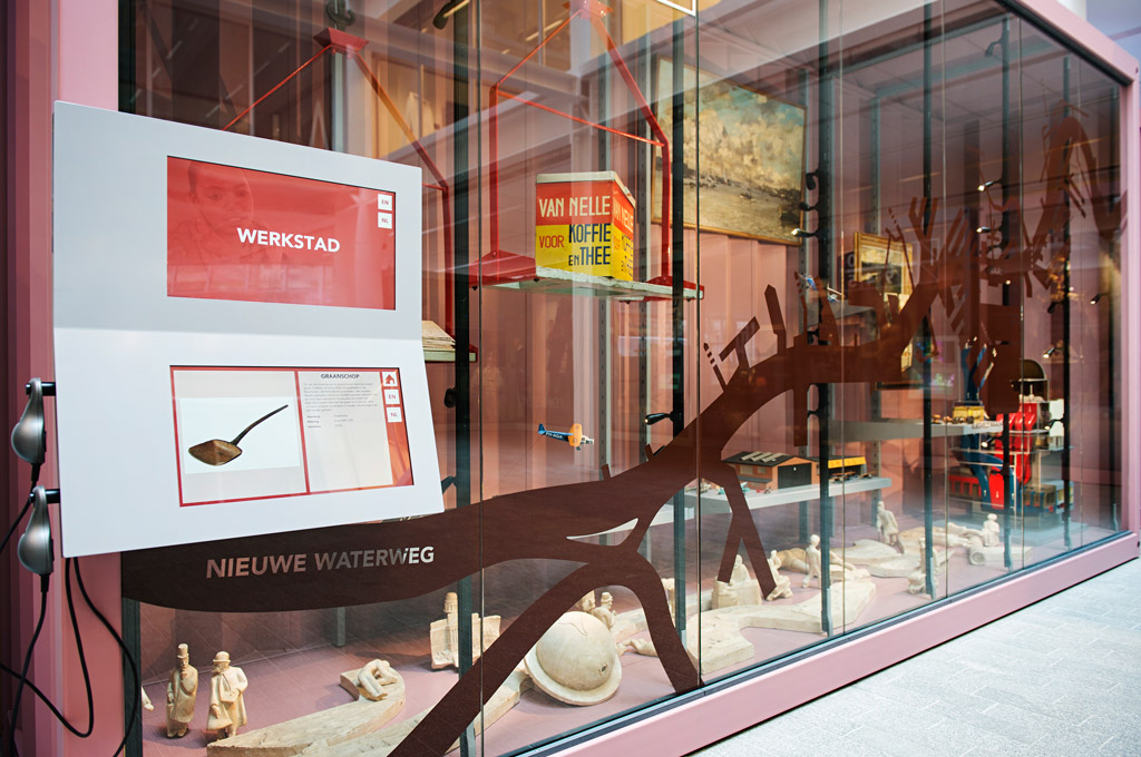 Interactieontwerp met de documentaire en informatie bij de objecten.