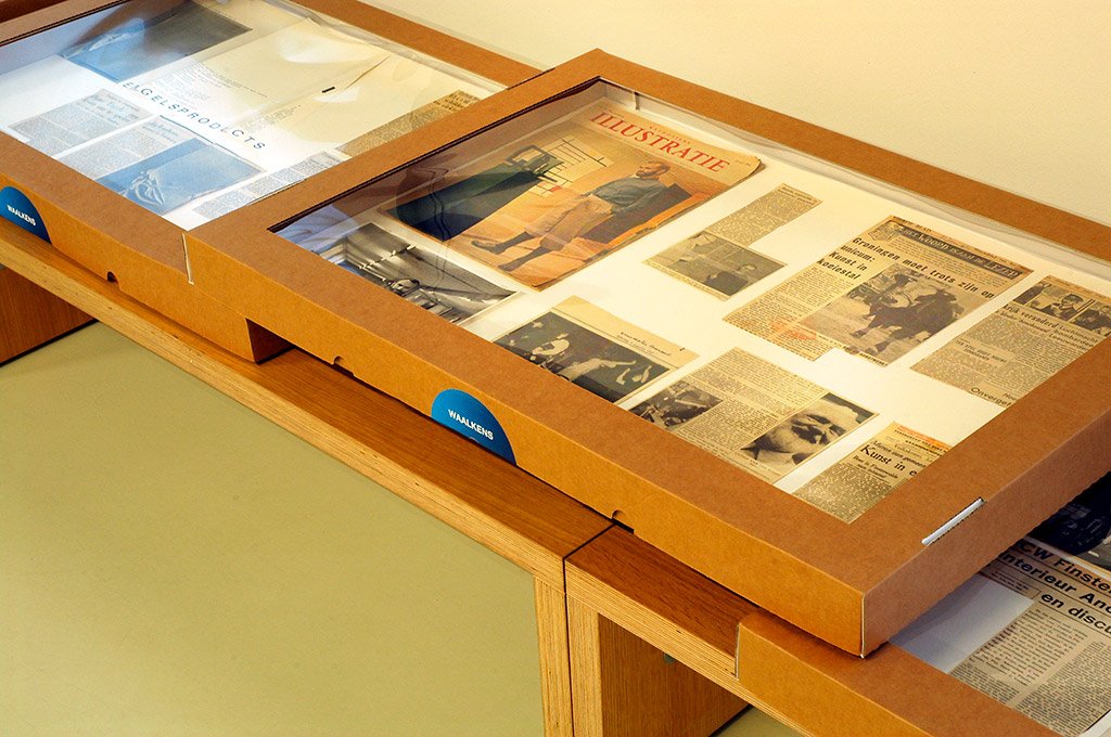 Egodocumenten en krantenknipsels in geprepareerde prentendozen