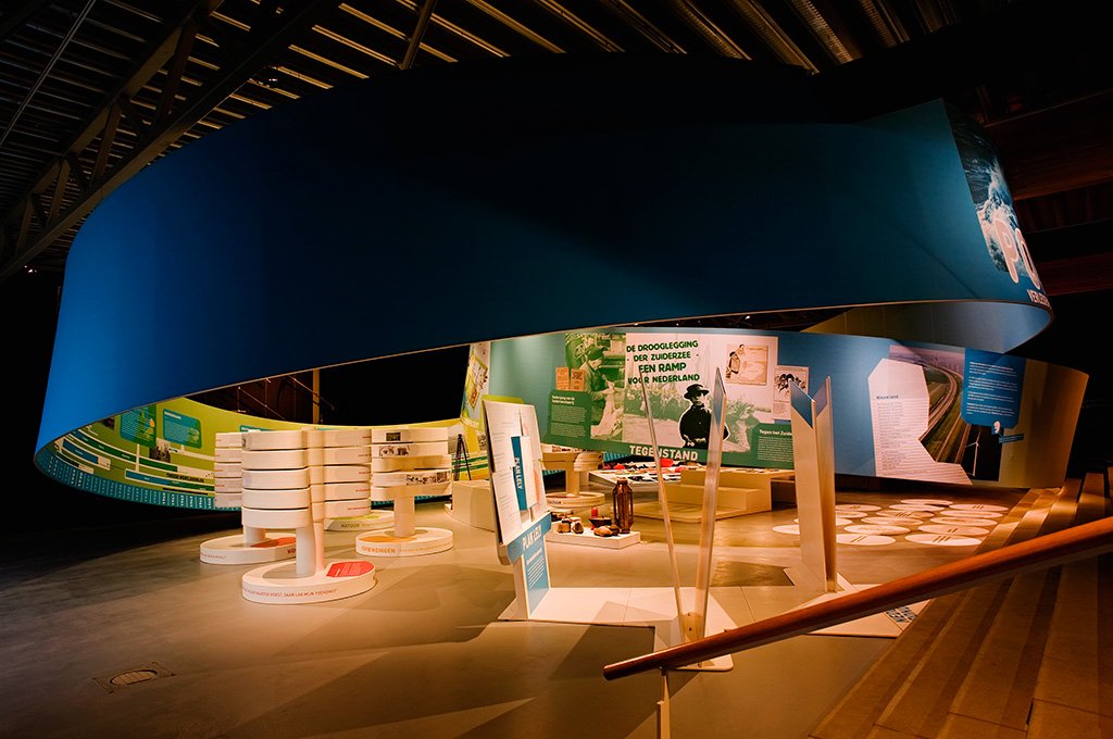 Polderen! Twee in elkaar grijpen ringen met een diameter van 14M