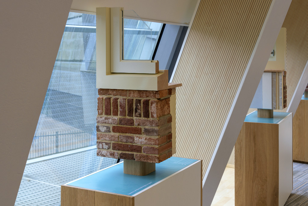 de sokkels met bouwfragmenten.