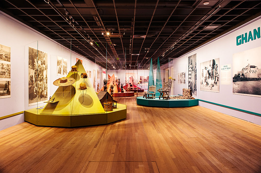 Tentoonstellingsontwerp voor AFRIKA010, zaal II met de 19e eeuwse verzameling.