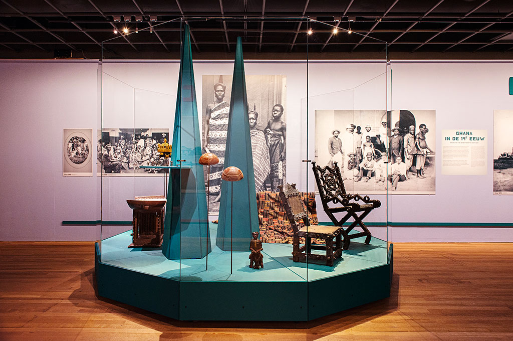 Tentoonstellingsontwerp voor AFRIKA010, zaal II met de 19e eeuwse verzameling.