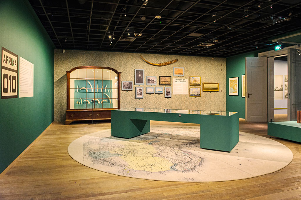 Tentoonstellingsontwerp voor AFRIKA010, zaal I met de introductie op de tentoonstelling en Herman Muller.
