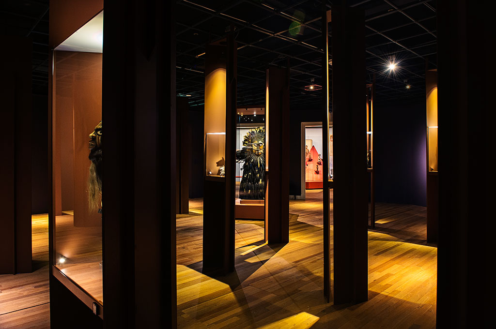 Tentoonstellingsontwerp voor AFRIKA010, zaal III met de krachtbeelden.