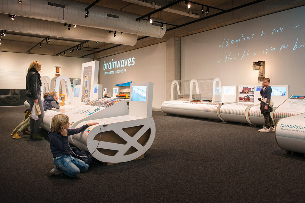 Overzicht met publiek van het tentoonstellingsontwerp Brainwaves