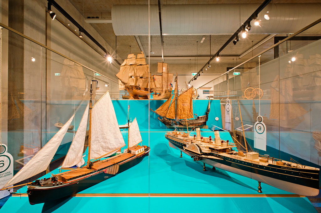 Scheepmodellen gepresenteerd op een ondergrond van wolvilt