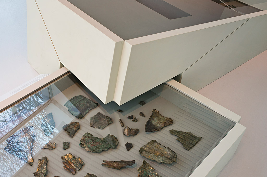 De grijs groene ondergrond in de vitrines