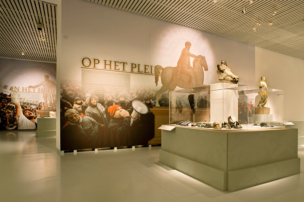 Collage met ruiterbeeld op het plein.