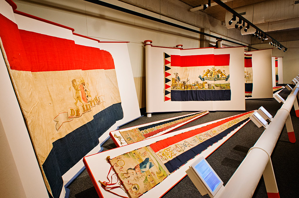 Overzicht van de tentoonstelling Vlag en Wimpel in het Maritiem Museum Rotterdam