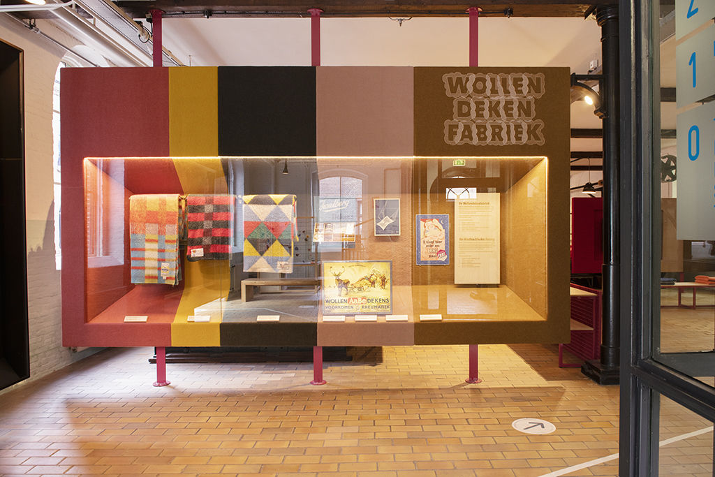 Etalage tentoonstellingsontwerp Wollendekenfabriek in het TextielMuseum Tilburg.