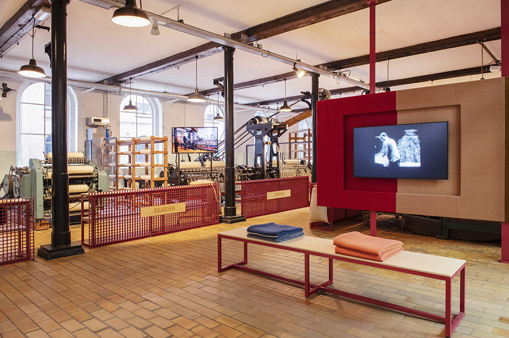 Tentoonstellingsontwerp Wollendekenfabriek met introductie filmmeubel arbeidsomstandigheden.