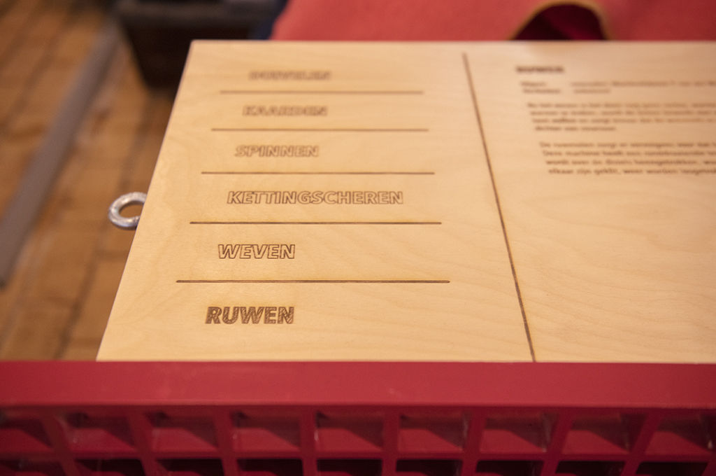 Typografie en lasergravure tentoonstellingsontwerp Wollendekenfabriek.