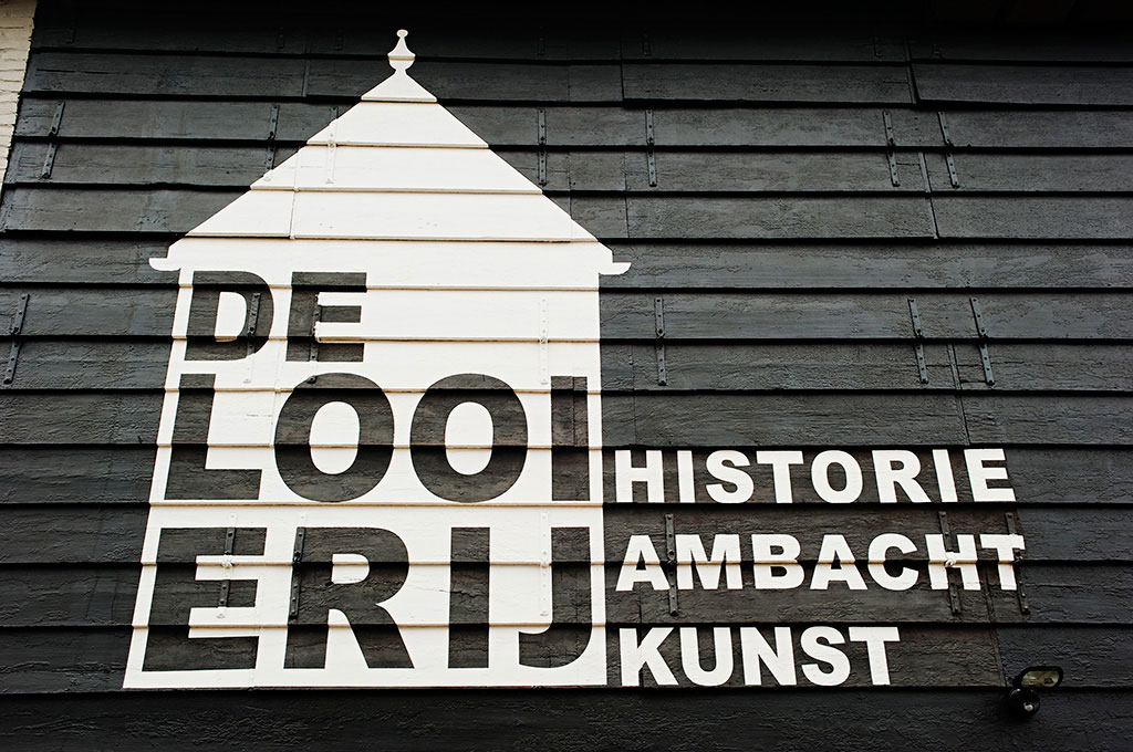 Het logo in wit op de geteerde gevel