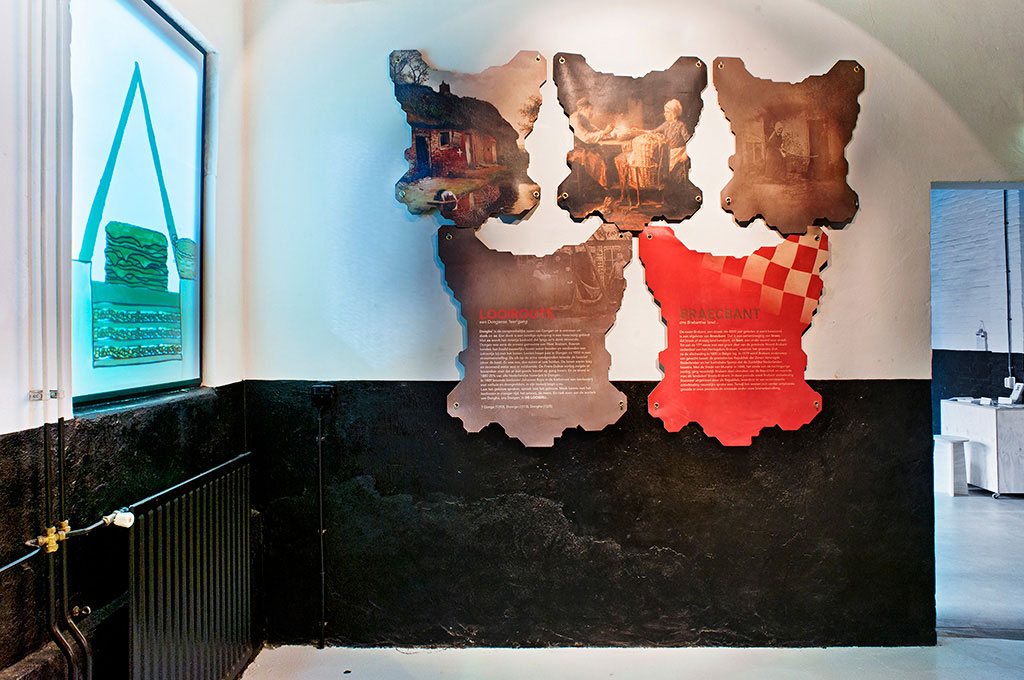 De introductieteksten geprint op contour gesneden leer